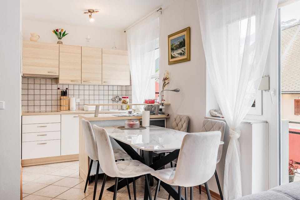 Dining area, kitchen