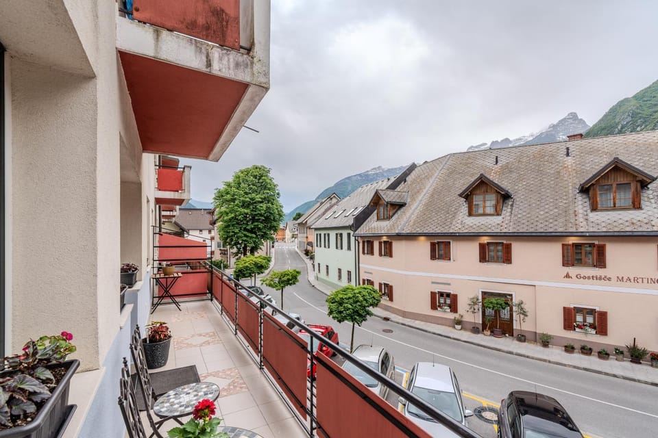 View (from property/room), Balcony/Terrace, Mountain view