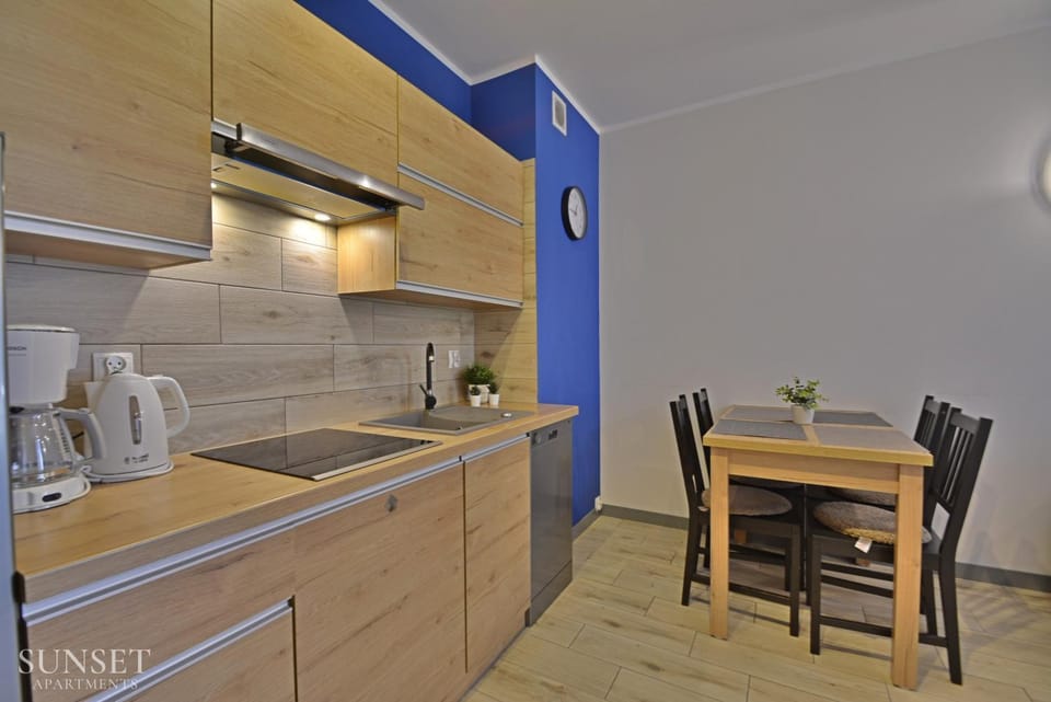 Kitchen or kitchenette, Dining area, stove