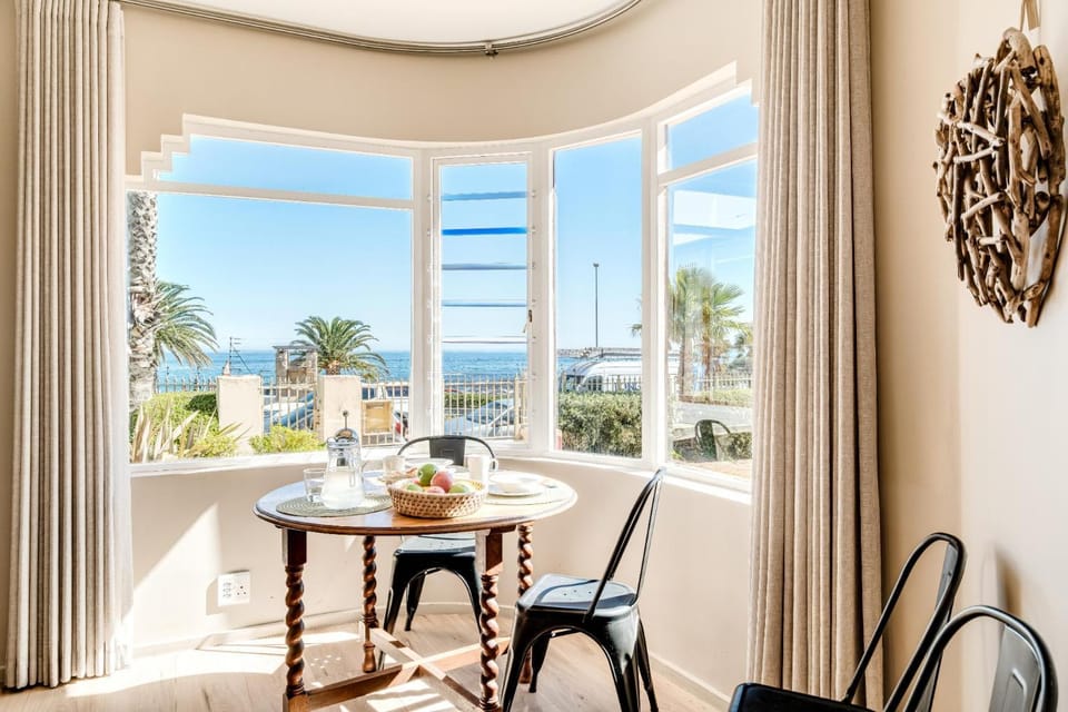 Seating area, Dining area, Sea view