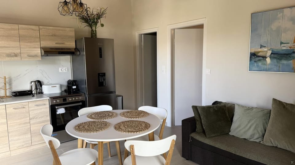Kitchen or kitchenette, Living room, Seating area, Dining area, minibar, oven, toaster