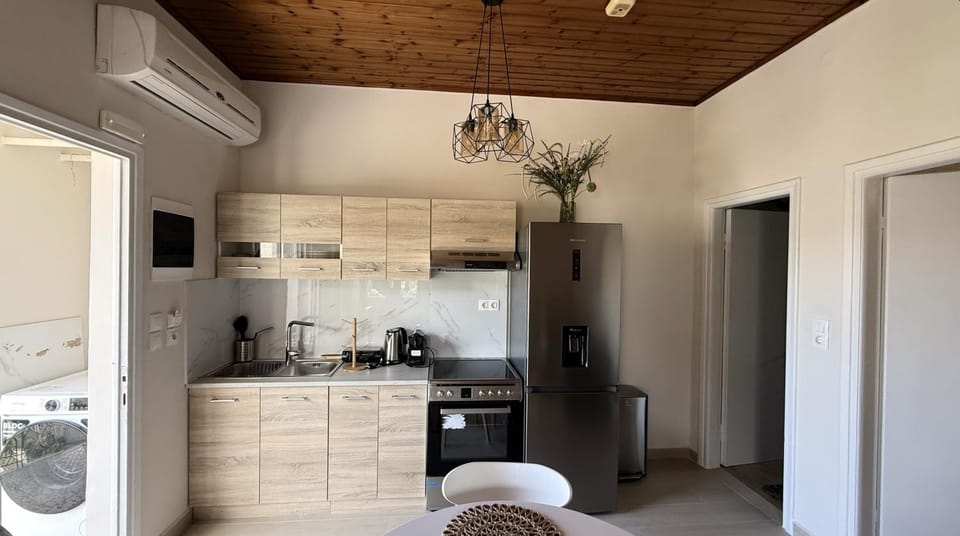 Coffee/tea facilities, Kitchen or kitchenette, oven, stove, toaster