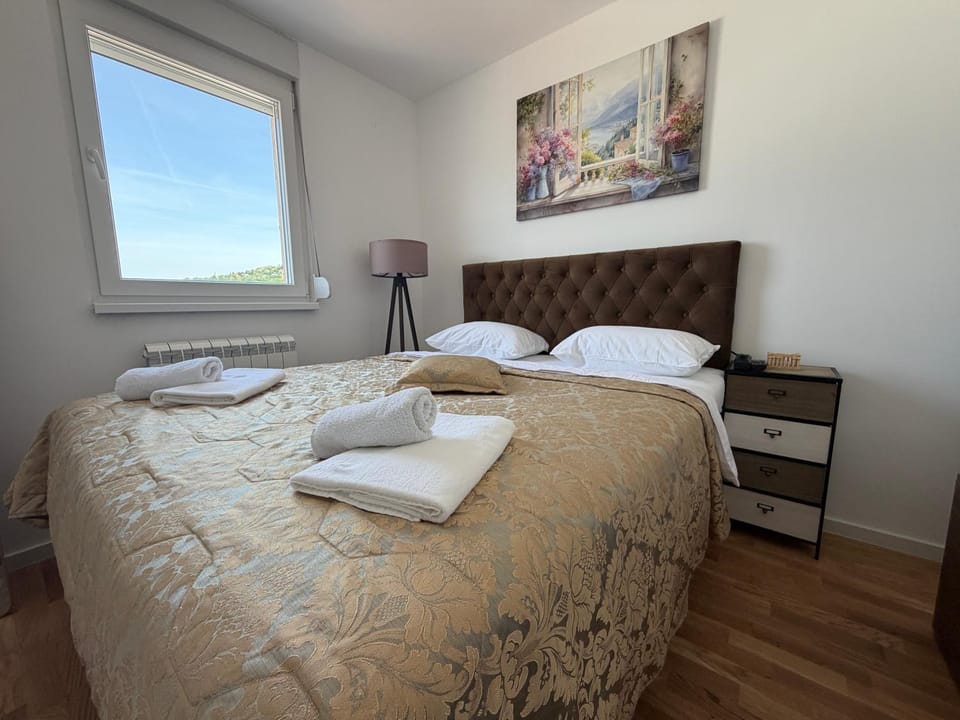 Bed, Bedroom, towels