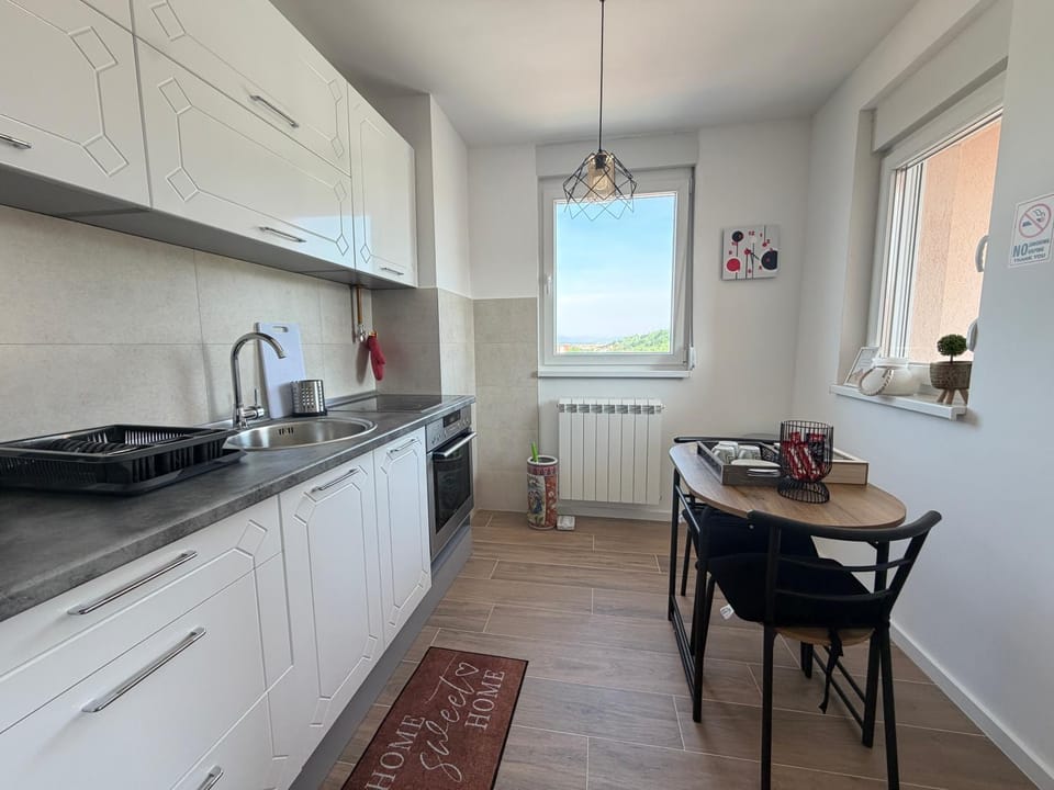 Kitchen or kitchenette, Dining area, stove