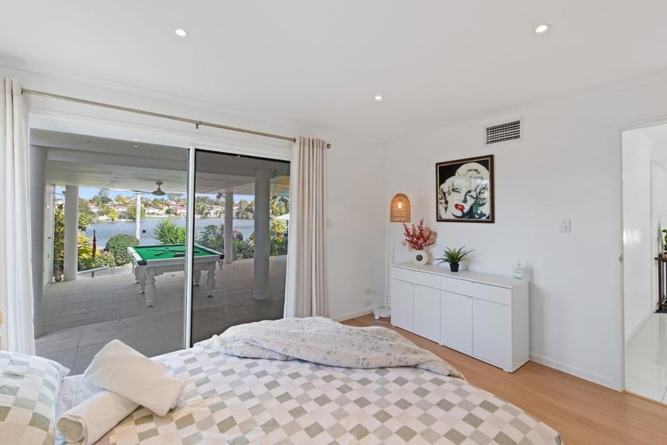 Pet friendly &Amazing waterfront house &Pool Villa in Brisbane