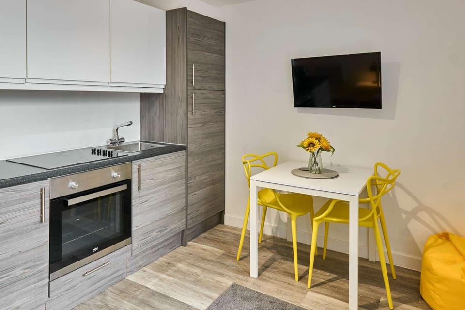 TV and multimedia, Kitchen or kitchenette, Dining area, oven, stove