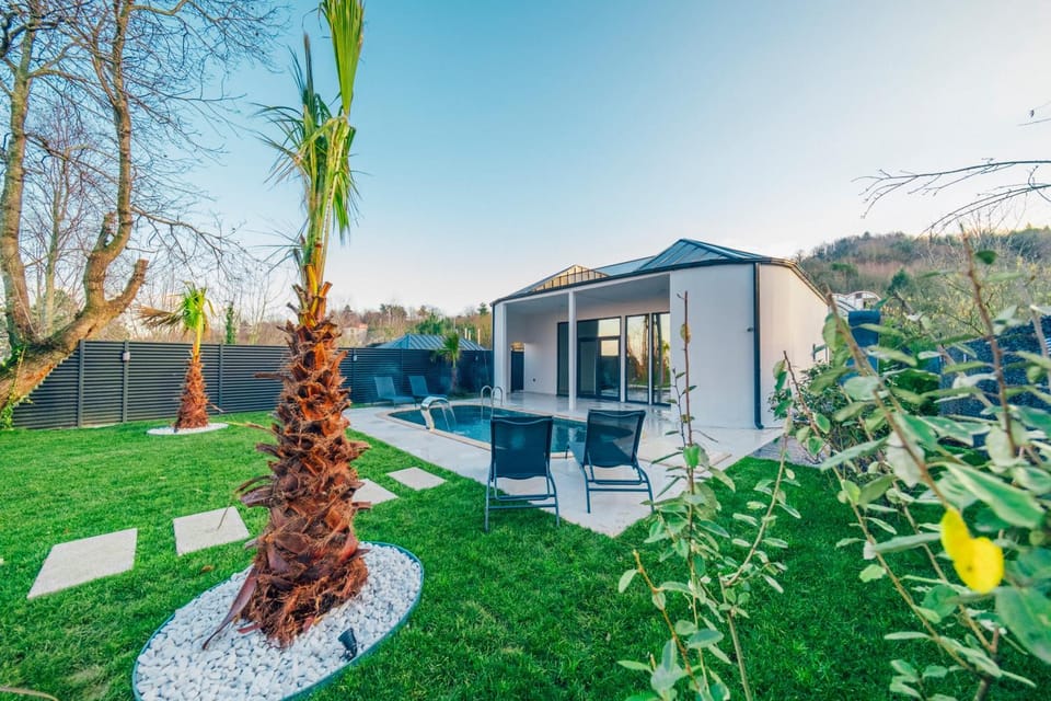 Property building, Patio, Spring, Day, Natural landscape, Garden, Garden view, Pool view, Swimming pool, sunbed