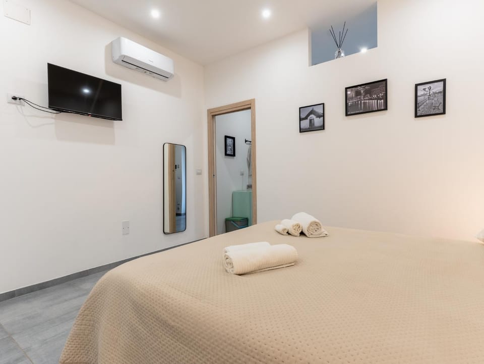 TV and multimedia, Bedroom, air conditioner