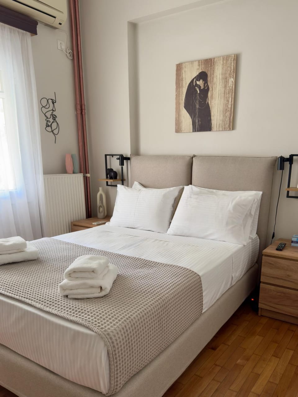 Bed, Photo of the whole room, Bedroom, towels