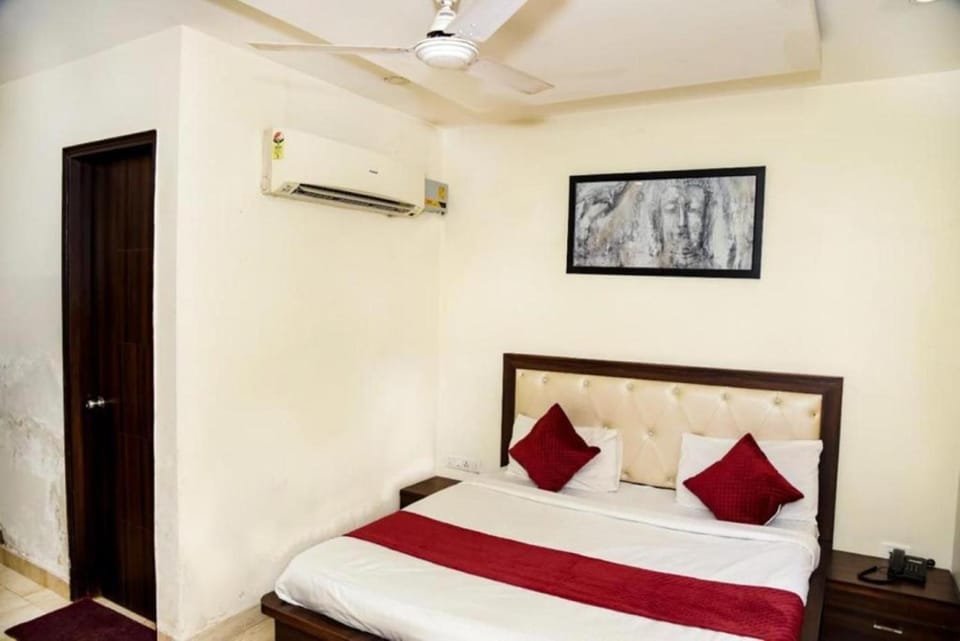 Bed, Photo of the whole room, Bedroom, air conditioner