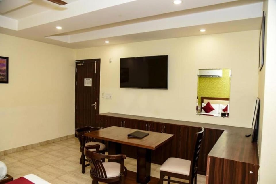TV and multimedia, Living room, Seating area, air conditioner