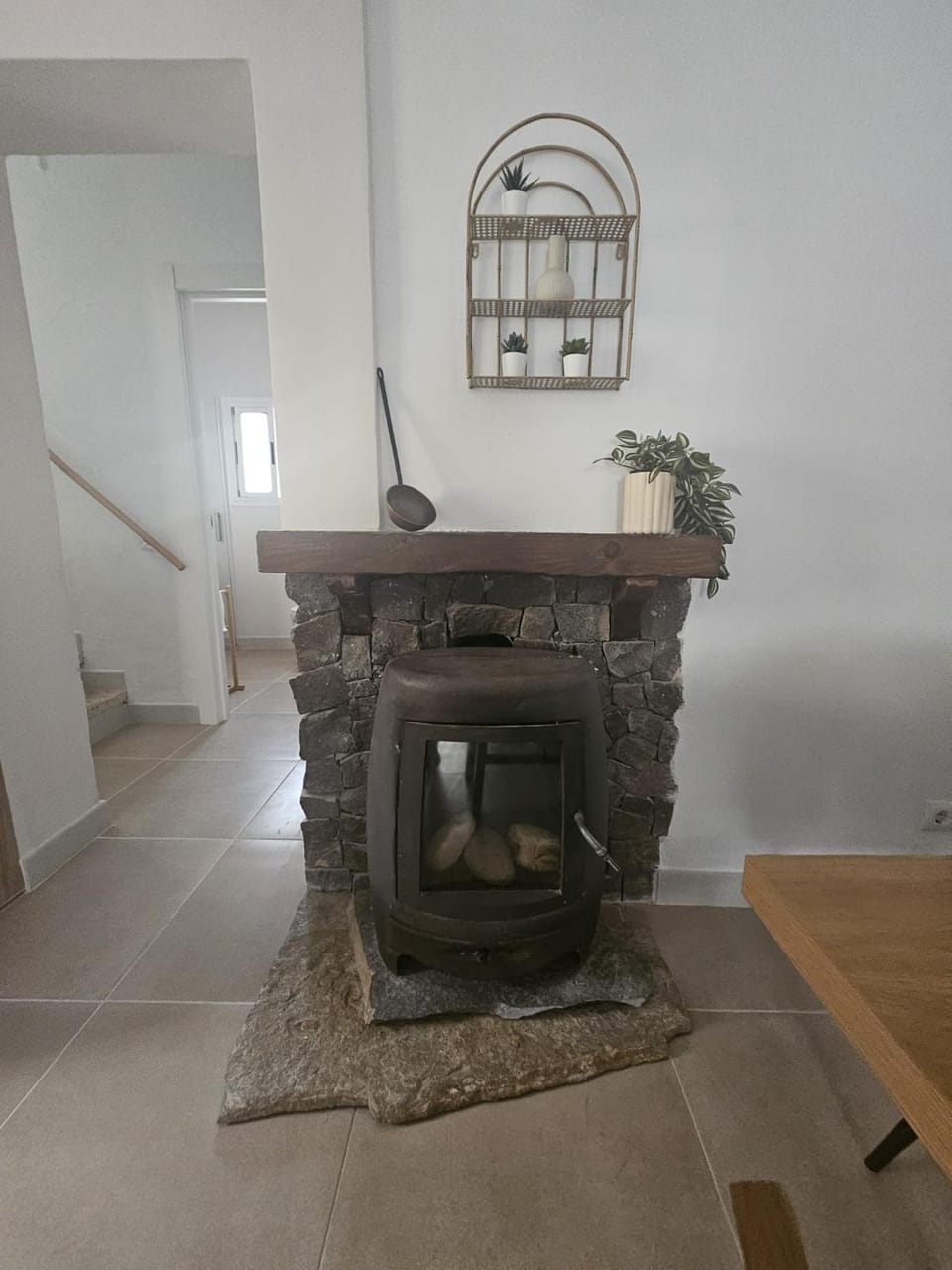 Dining area, fireplace