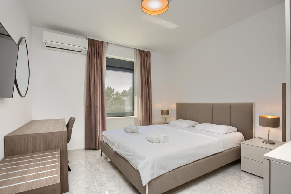 Bedroom, air conditioner