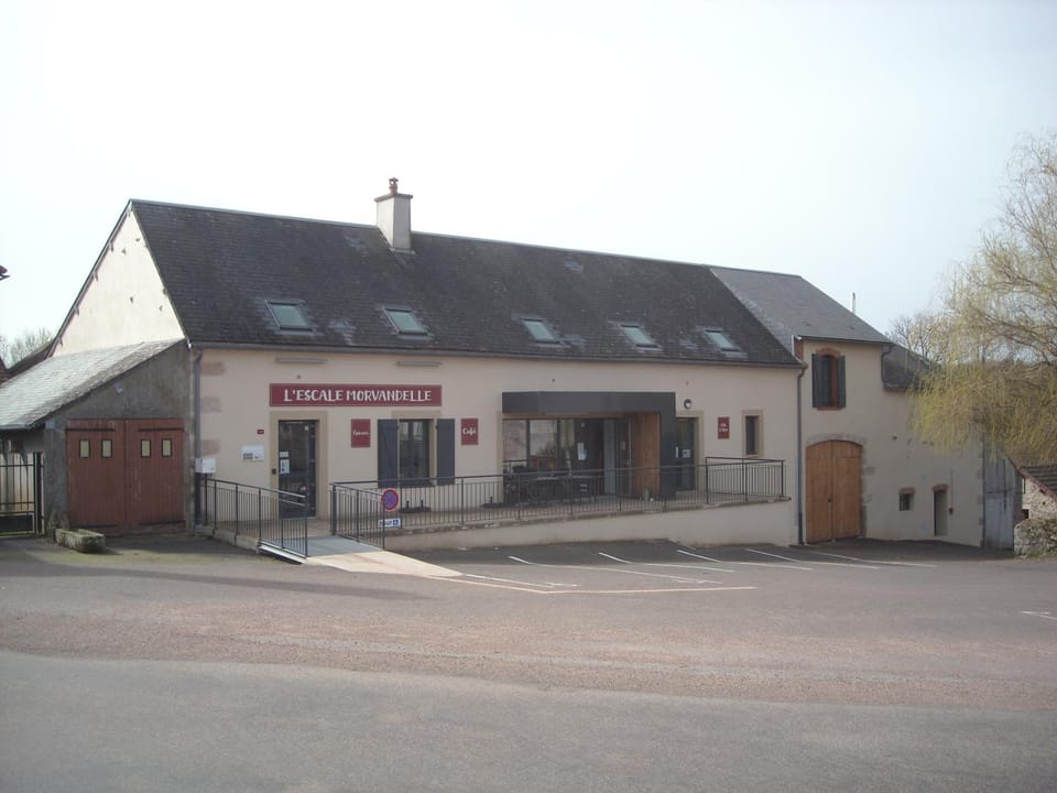 ESCALE MORVANDELLE chambre 4 lits 2 salles de bain Hotel in Bourgogne-Franche-Comté