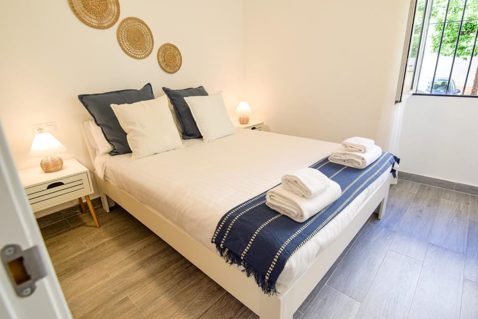 Bed, towels