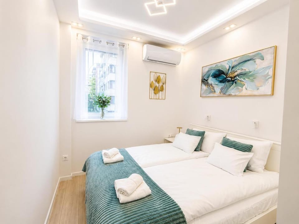 Bed, Bedroom, air conditioner