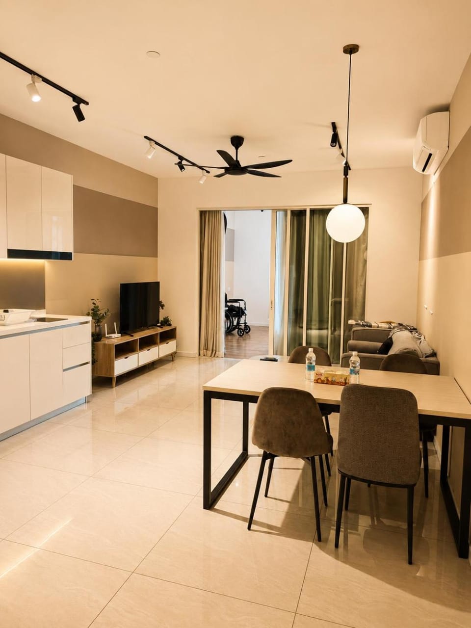 TV and multimedia, Kitchen or kitchenette, Living room, Dining area, fireplace