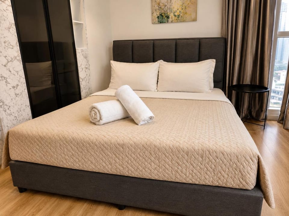 Bed, Photo of the whole room, Bedroom, towels