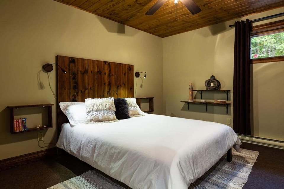 Chalet Paradis Moustier with Lakefront, Private Spa & Games Chalet in Quebec