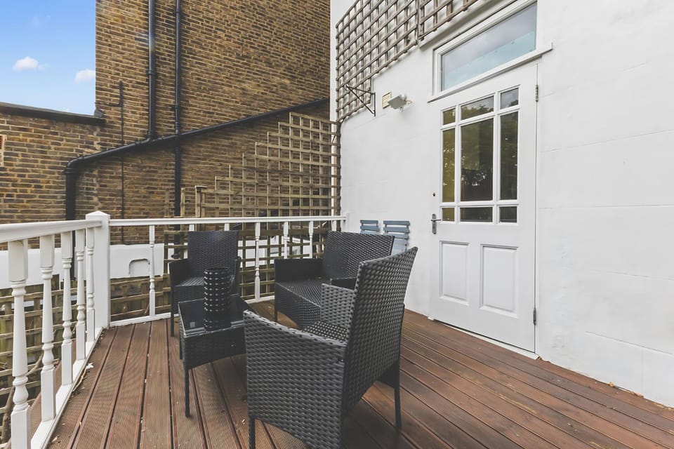Fantastic 1BDR Flat in Chiswick w Spacious Garden Apartment in London Borough of Ealing