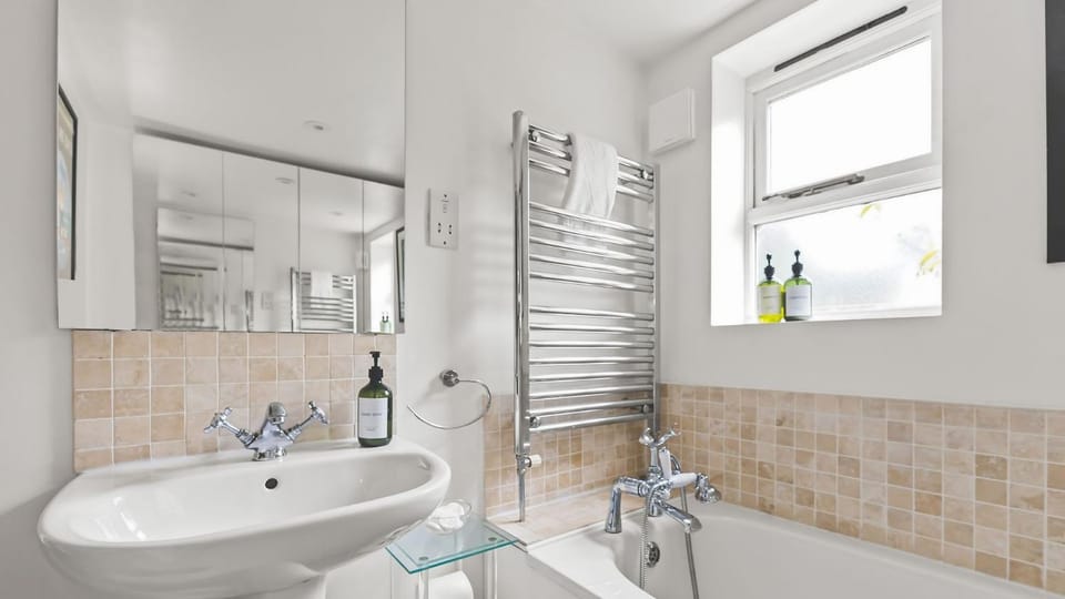 Fantastic 1BDR Flat in Chiswick w Spacious Garden Apartment in London Borough of Ealing