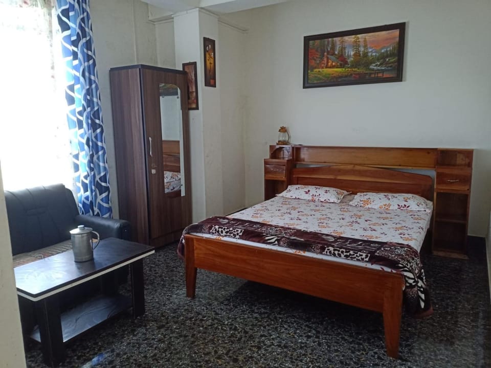 Bed, Photo of the whole room, Seating area, Bedroom