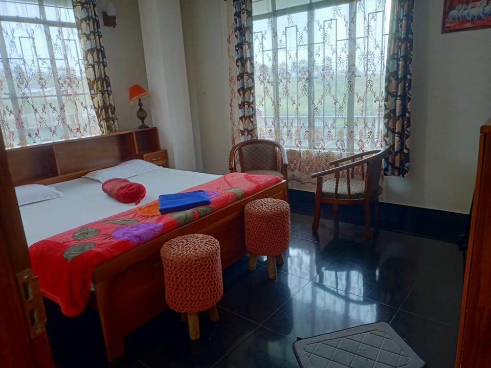 Bed, Photo of the whole room, Seating area, Bedroom