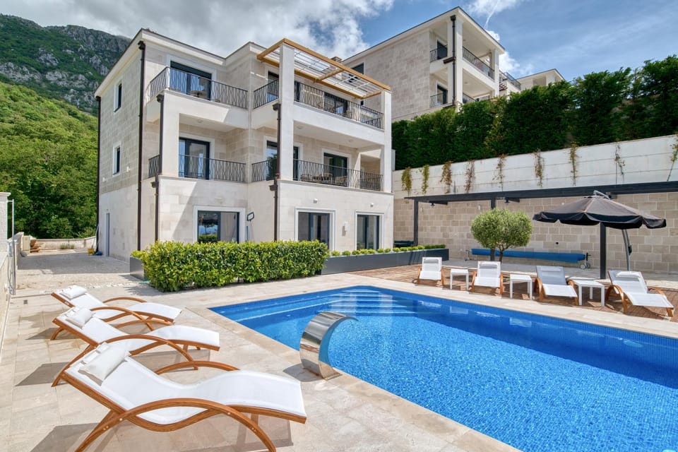 Property building, Patio, Day, Swimming pool, sunbed