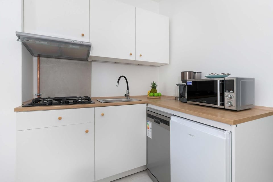 Coffee/tea facilities, Kitchen or kitchenette, dishwasher, oven, stove