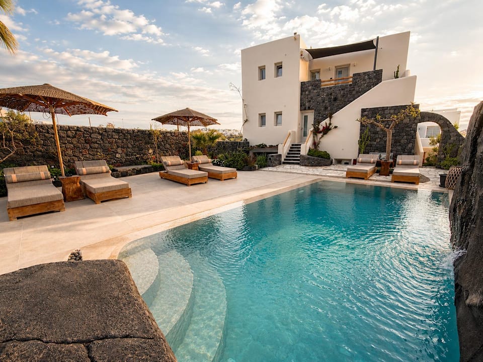 Property building, Patio, Day, Natural landscape, Pool view, Swimming pool, sunbed