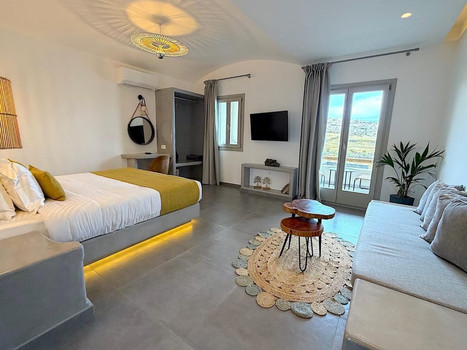 Communal lounge/ TV room, Bed, TV and multimedia, Living room, Photo of the whole room, Seating area, Evening entertainment, Bedroom, wardrobe