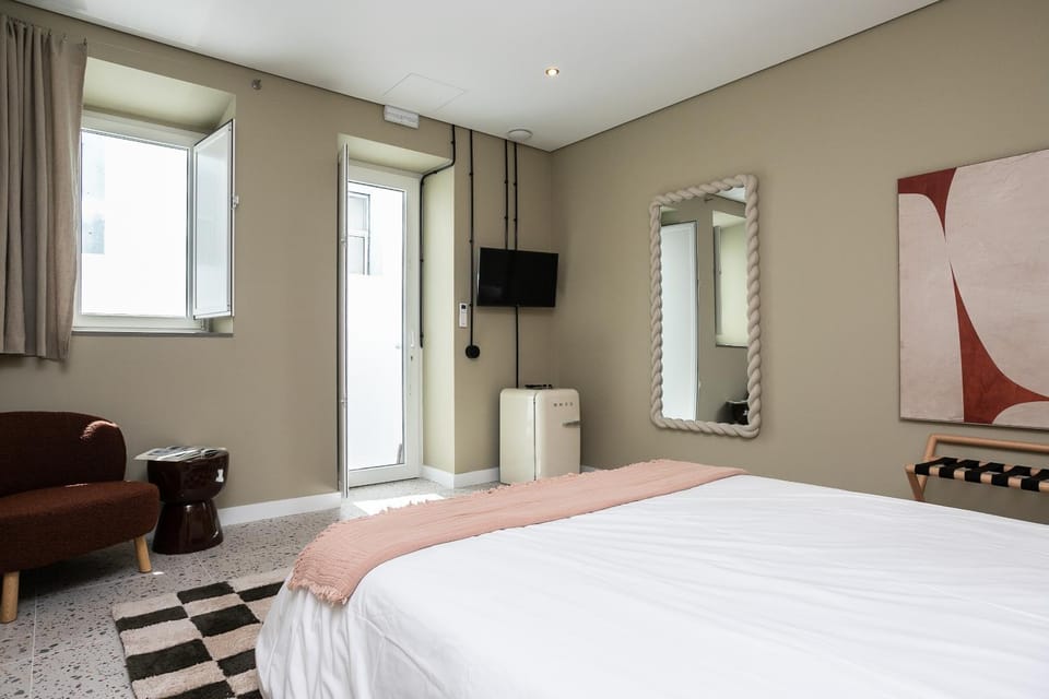 Bed, TV and multimedia, Bedroom