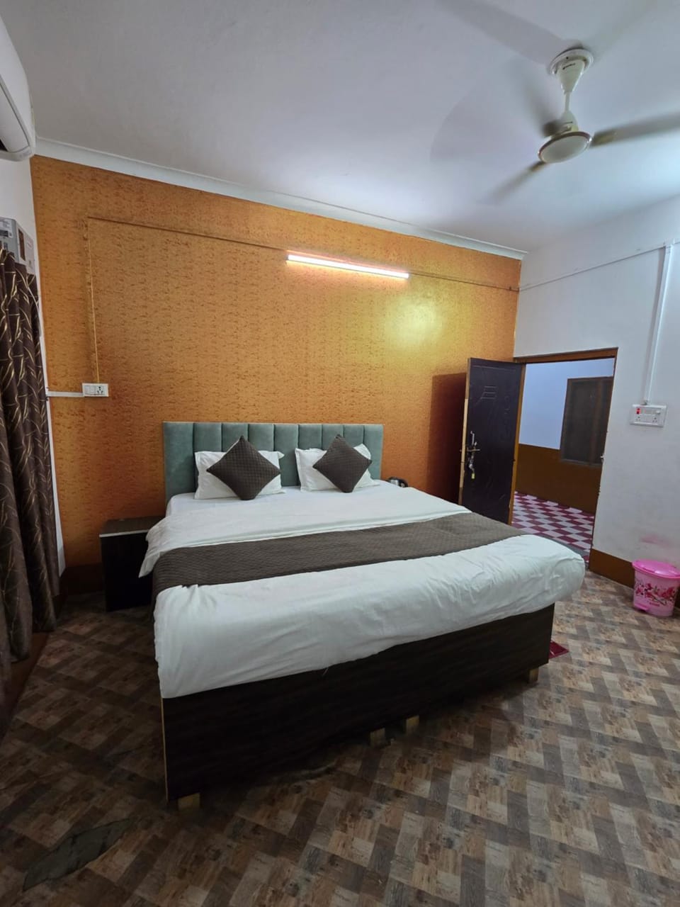 Bed, Photo of the whole room, Bedroom