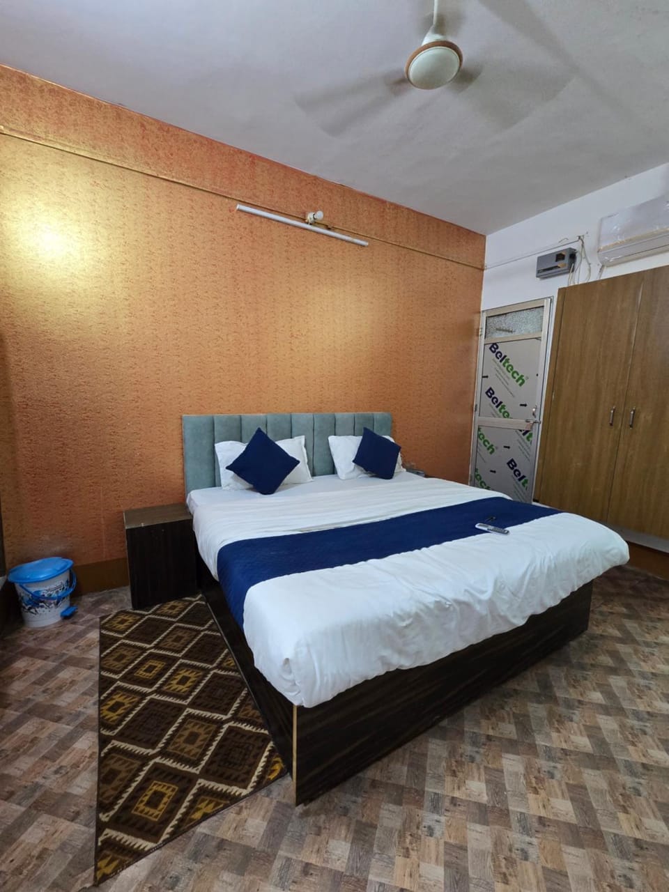 Bed, Bedroom, wardrobe, air conditioner