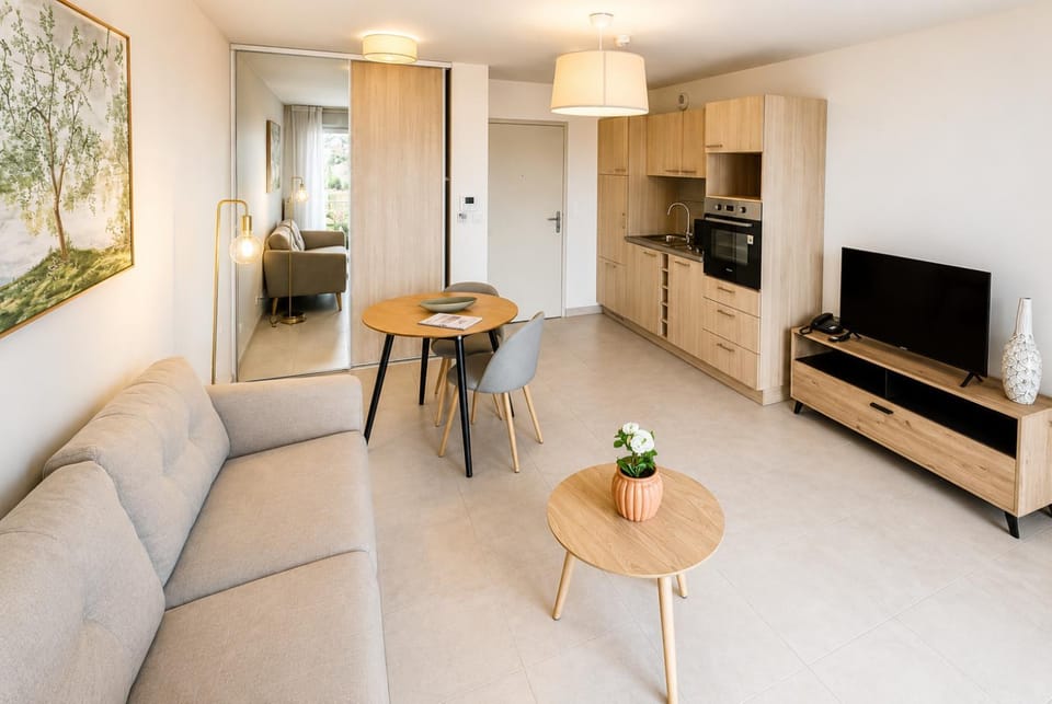 TV and multimedia, Living room, Seating area, kitchen