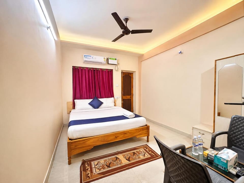Bed, Bathroom, TV and multimedia, Living room, Photo of the whole room, Seating area, Bedroom, fireplace, air conditioner