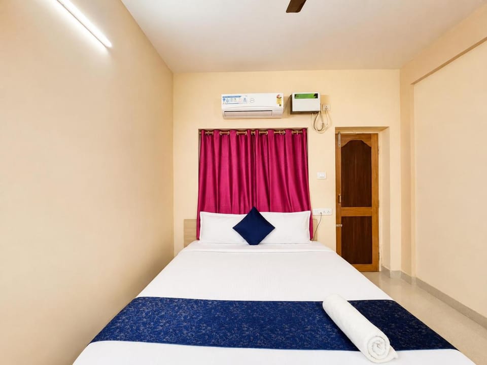 Bed, Photo of the whole room, Bedroom, air conditioner