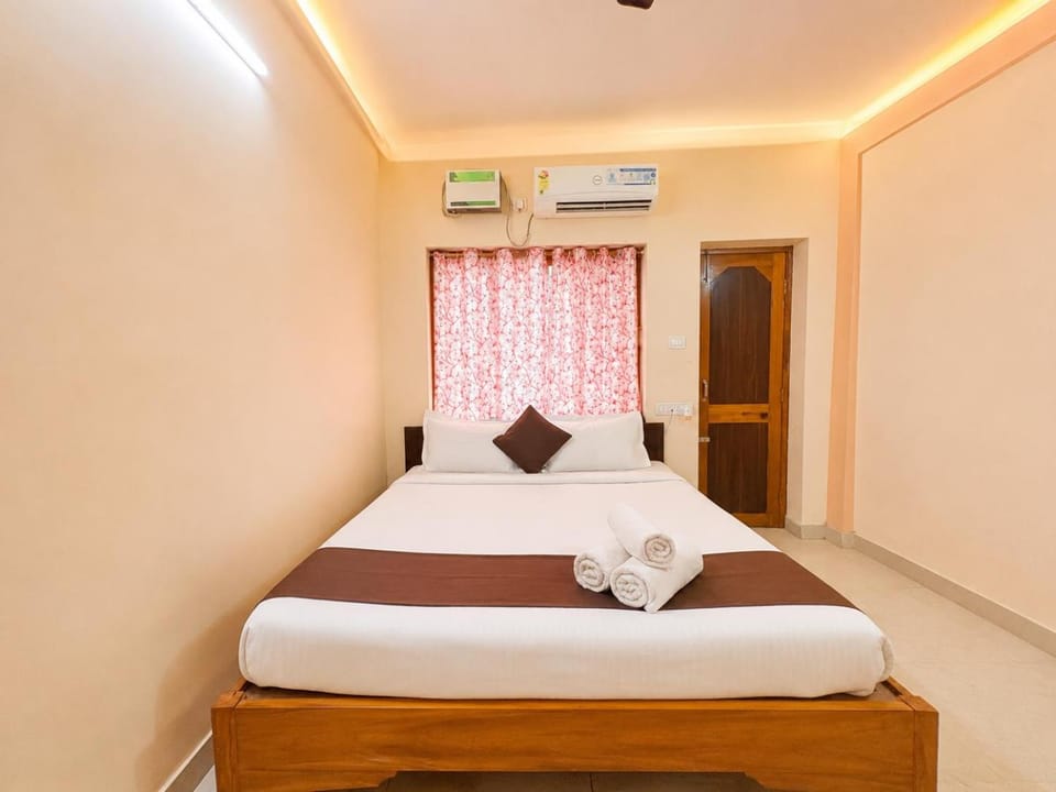 Bed, Photo of the whole room, Bedroom, air conditioner
