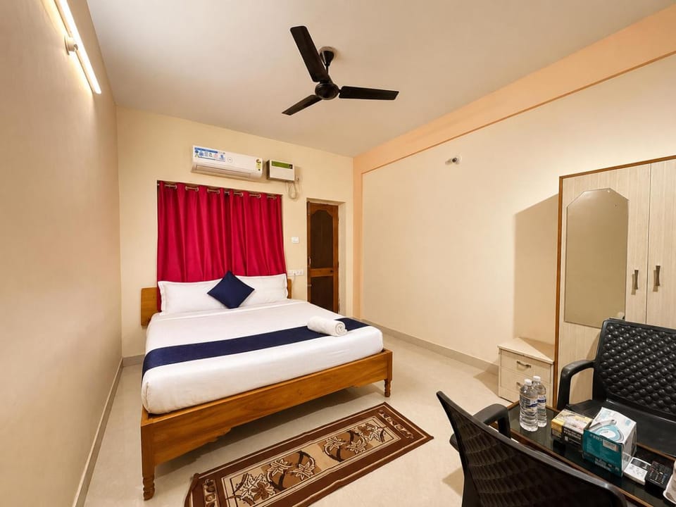 Bed, Photo of the whole room, Bedroom, fireplace, towels, wardrobe, air conditioner