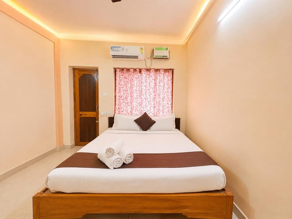 Bed, Bathroom, Photo of the whole room, Bedroom, air conditioner