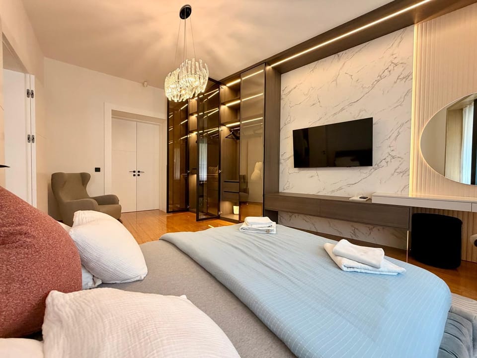 Bed, TV and multimedia, Bedroom, towels