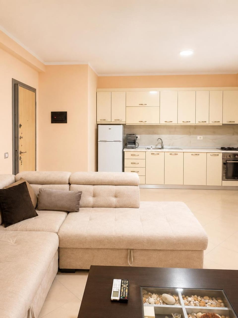 Kitchen or kitchenette, Living room, Seating area, minibar