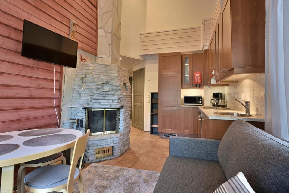 TV and multimedia, Kitchen or kitchenette, Living room, Seating area, Dining area, stove