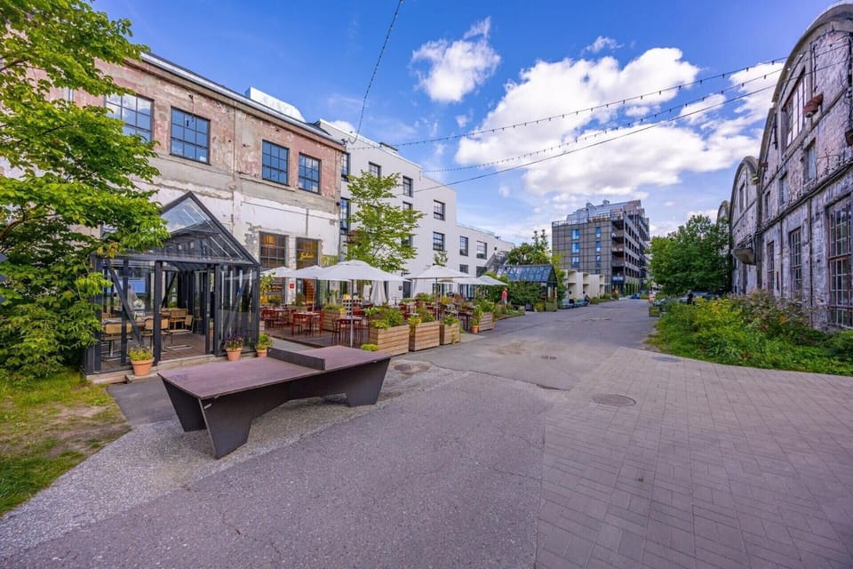 Restaurant/places to eat, On site, Entertainment