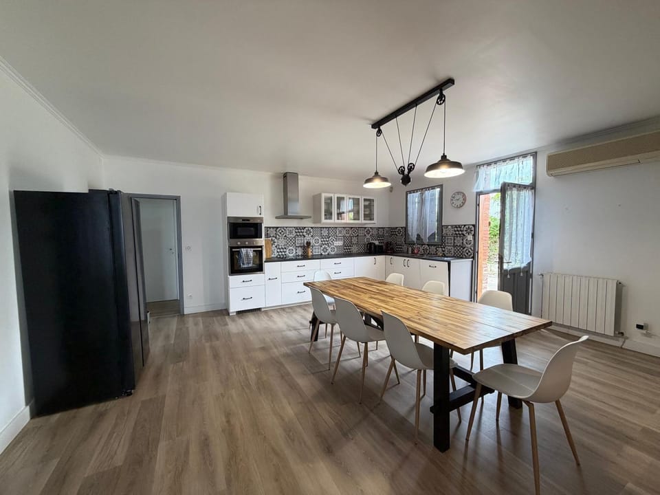 Dining area, heating, microwave, oven, stove, kitchen, air conditioner