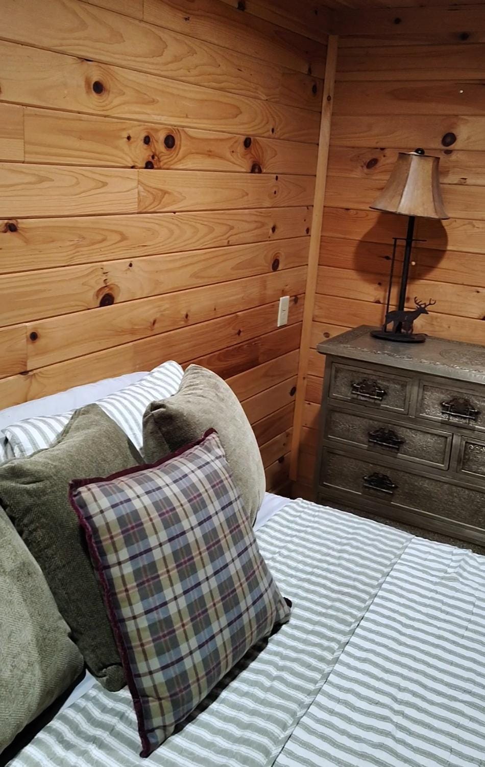 Bed, Bedroom, heating, wardrobe, air conditioner
