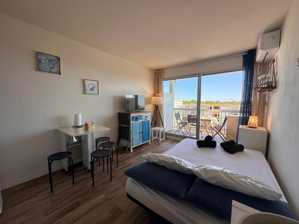 Bed, Living room