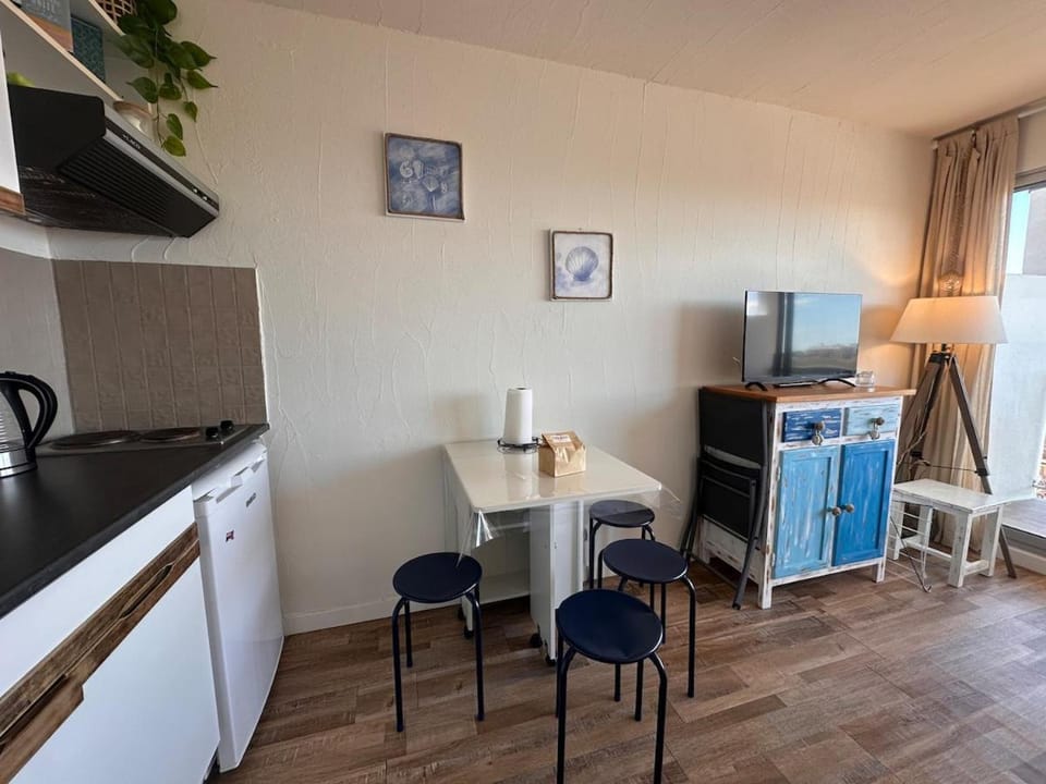 TV and multimedia, Kitchen or kitchenette, Living room