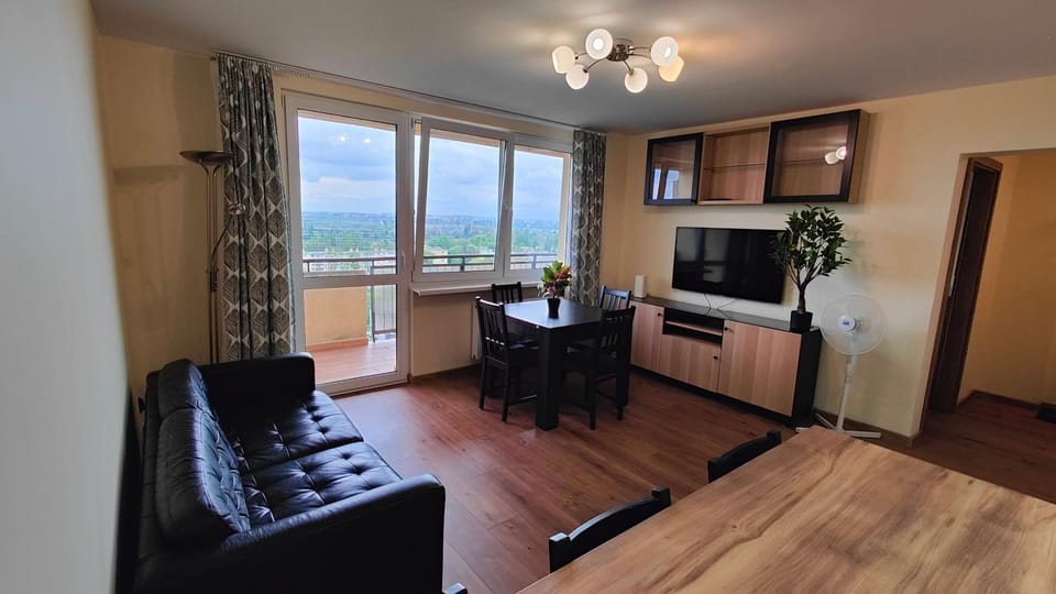 TV and multimedia, View (from property/room), Living room, Evening entertainment, City view, Entertainment