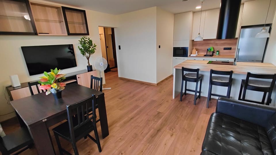 TV and multimedia, Living room, Seating area, Dining area